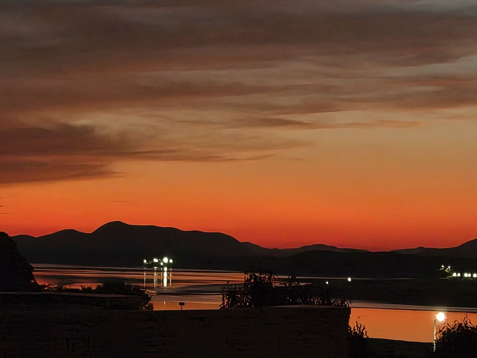 해가 진 뒤 불빛이 비치는 임진강